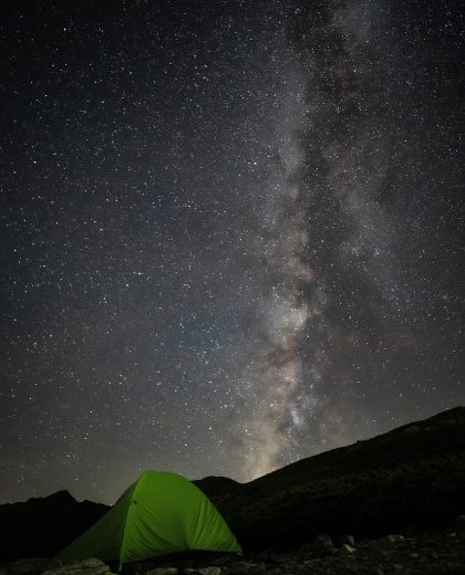 午后咖啡馆木桌上手机平放，屏幕显示星空传媒香菱的作品的收藏文件夹与备注行
