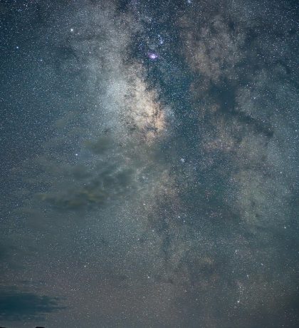 夜色中的台灯与翻开的册页，映出读者阅读星空传媒香菱的作品时的安静场景