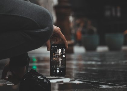 夜间关灯后手机屏幕亮起，手指在标签胶囊上停留准备点击星空传媒香菱的作品的标签页