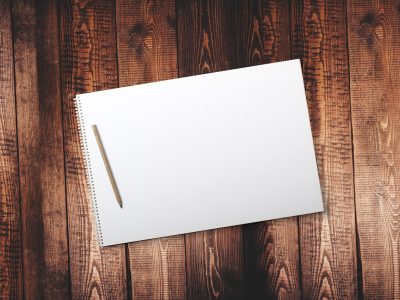 贴满彩色标签的笔记本页面，用于标记不同阶段的作品分类